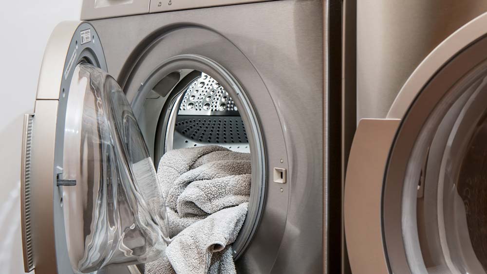 a washer and dryer sitting next to each other.